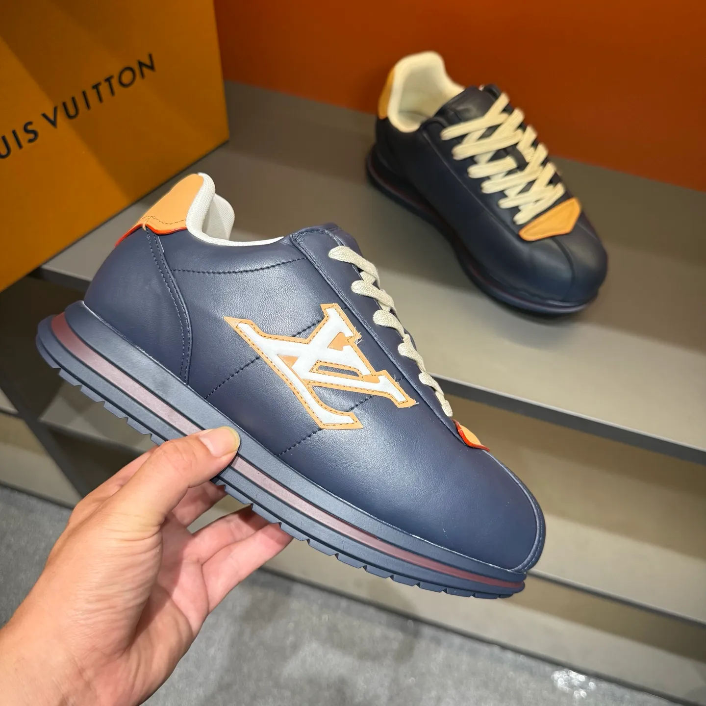 P540 Size 38-45 LV 🫏The colorful interpretation of BUTTERSOFT sneakers combines sheepskin, The colorful interpretation of LV BUTTERSOFT sneakers combines sheepskin and calfskin, bringing a super soft feel. Designed by Pharrell Williams, this '60s-inspired shoe features a padded upper that's been crafted by Louis Vuitton craftsmen to further enhance the comfort of the leather. In addition to the LV initials, it features multiple signatures, including natural leather trim and an embossed pattern of Pharrell Williams and lobster on the side, referencing the Fall/Winter 2025 men’s show. A must-have artifact for fashionistas✅